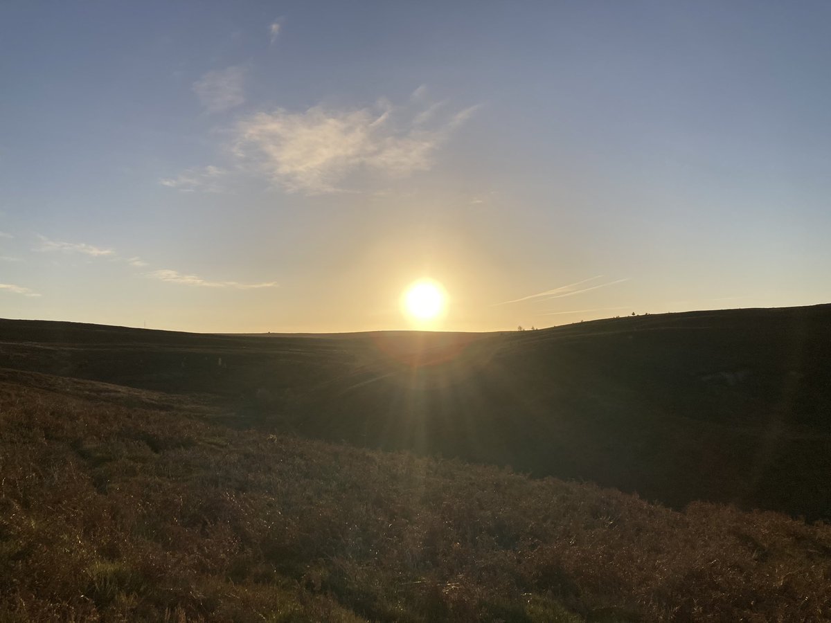 ratherbrunning's tweet image. Sunrise, snow showers and rainbows on todays run. A welcome return to winter - here’s hoping for some more white stuff to come! ❄️🏃🏼‍♀️💜 #nymoors #codbeck #longrunsaturday