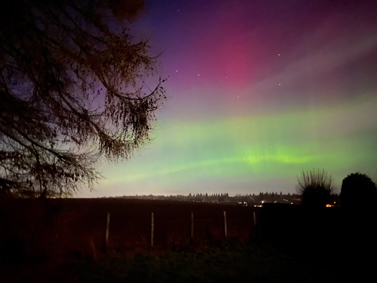EnterSamSmith's tweet image. We’ve chased the northern lights all over the western isles and north of #Scotland and never managed to see them but tonight, received the red warning for #aurora on the app so we decided to go for a walk down the park away from the light pollution and couldn’t believe our eyes!