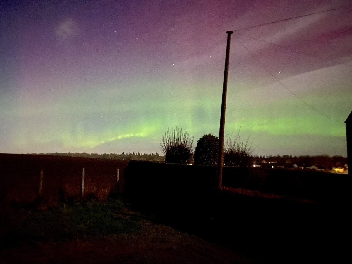 EnterSamSmith's tweet image. We’ve chased the northern lights all over the western isles and north of #Scotland and never managed to see them but tonight, received the red warning for #aurora on the app so we decided to go for a walk down the park away from the light pollution and couldn’t believe our eyes!