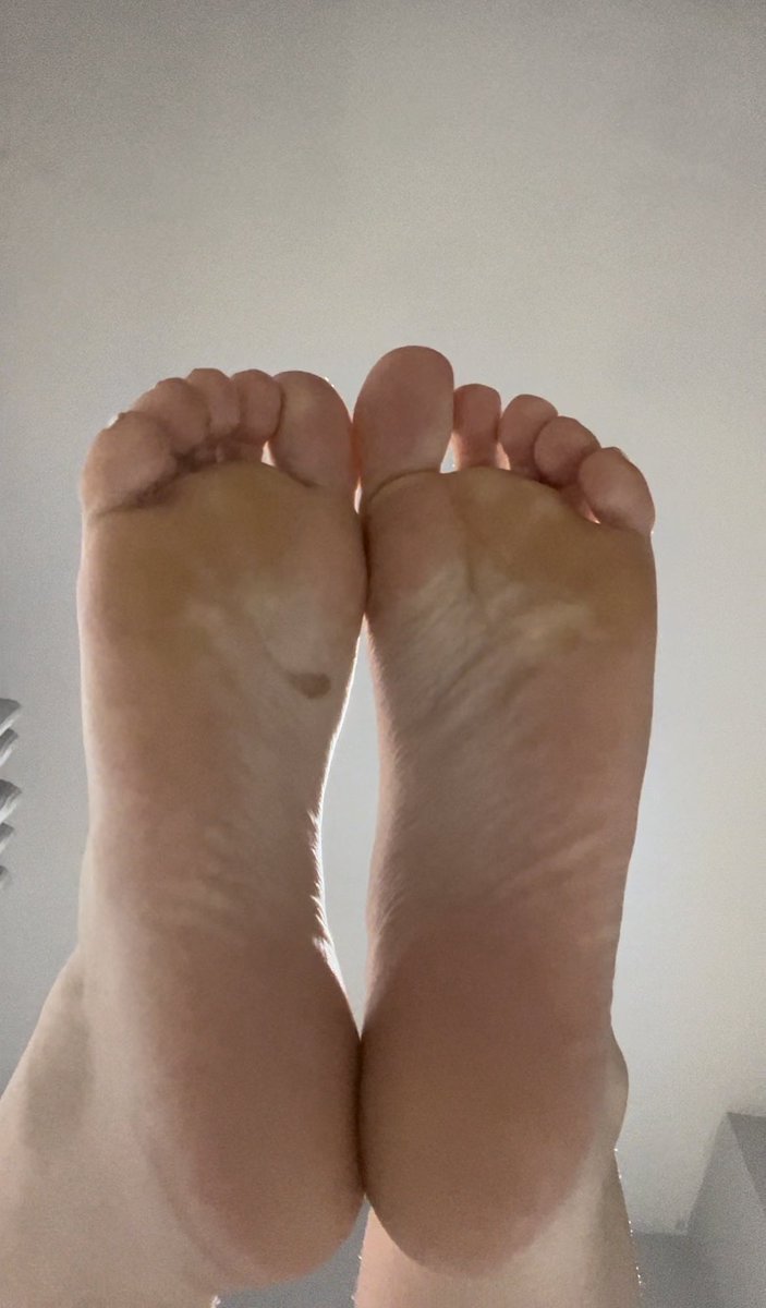 Aurora7o7's tweet photo. Hey cuties who wants to pay for my pedicure? <3 #feet #feetseller #pedicure #feetcontent #feetfinder #feetpicsforsales #cute #sugarbaby https://t.co/TVRuyhDhlt