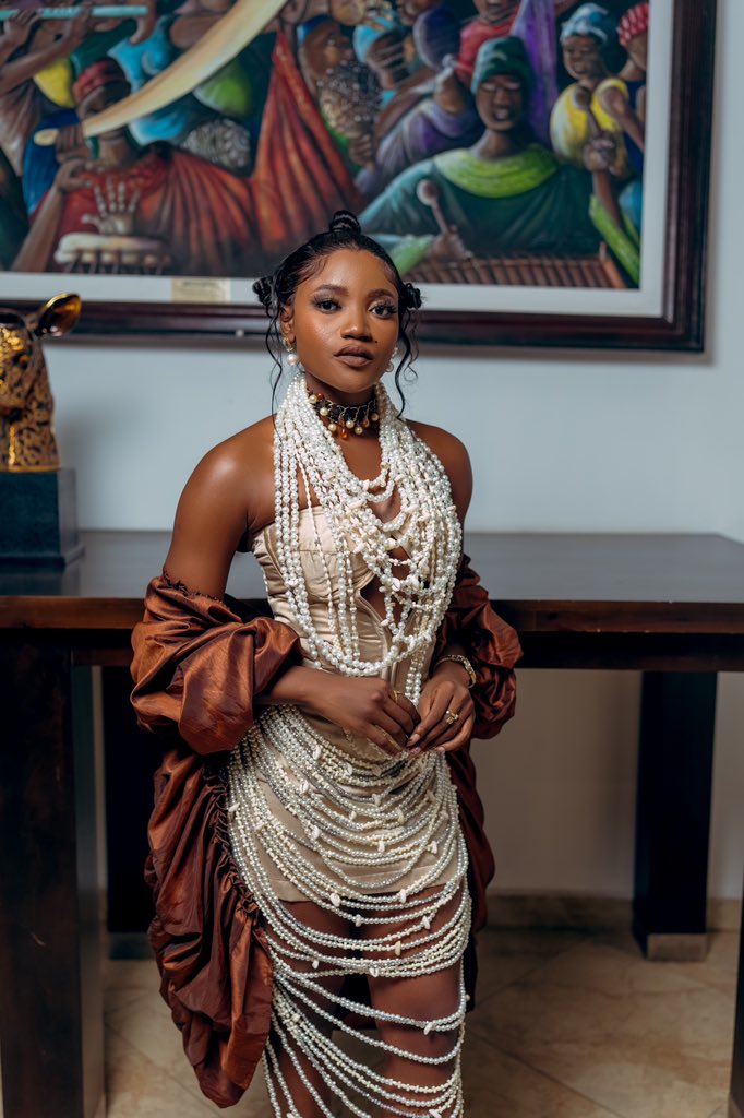 #Liberiatotheworld A Liberian kpelleh woman clothed in beads as a symbol of her beauty, strength, fertility and femininity!! LIBERIA TO THE WORLD 🌎 Dress: @jreble Shoes : @neadia_ Hair: @classicstorelib Makeup: @beauty_avenue_231