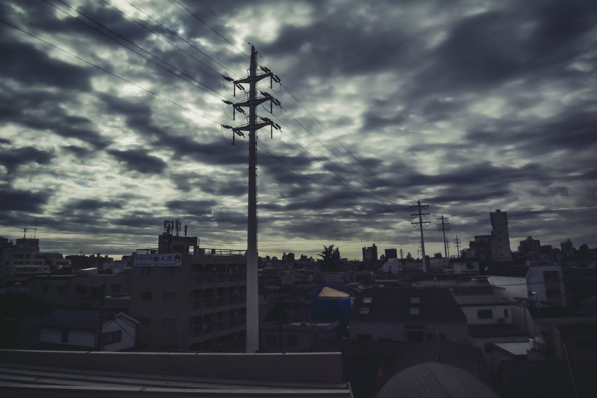 tominaritetsu's tweet photo. 東京にも空はある。
#snapshots #sky #train #chuoline #photodiary https://t.co/kMX56ldMnD