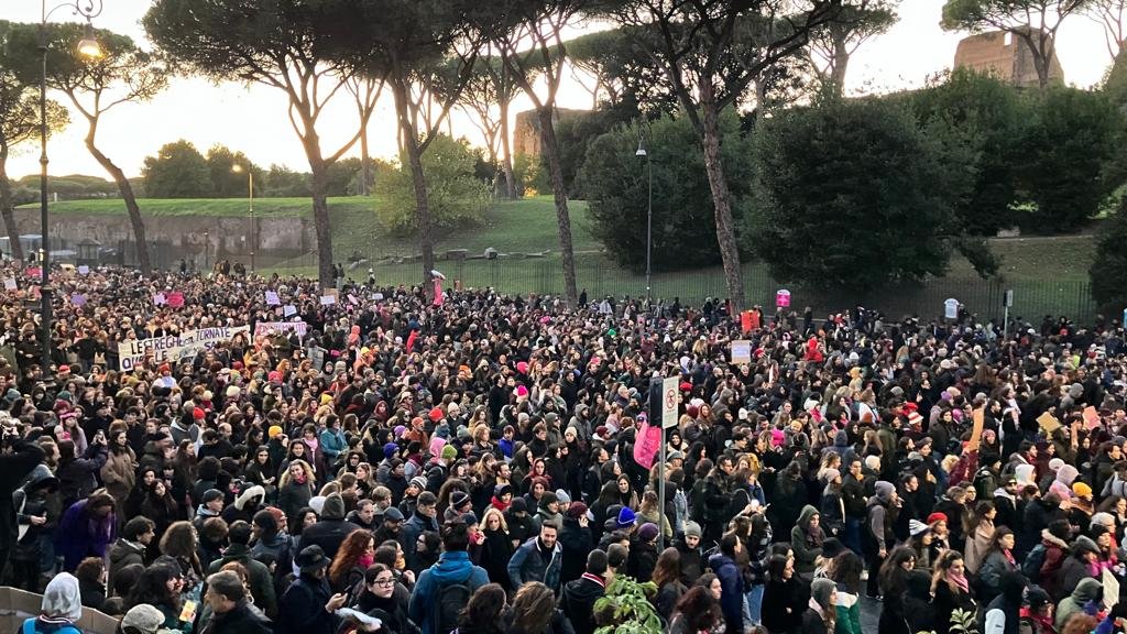 Per Giulia per tutt* non rimarremo in silenzio #giornatacontrolaviolenzasulledonne #nonunadimeno Roma dice BASTA