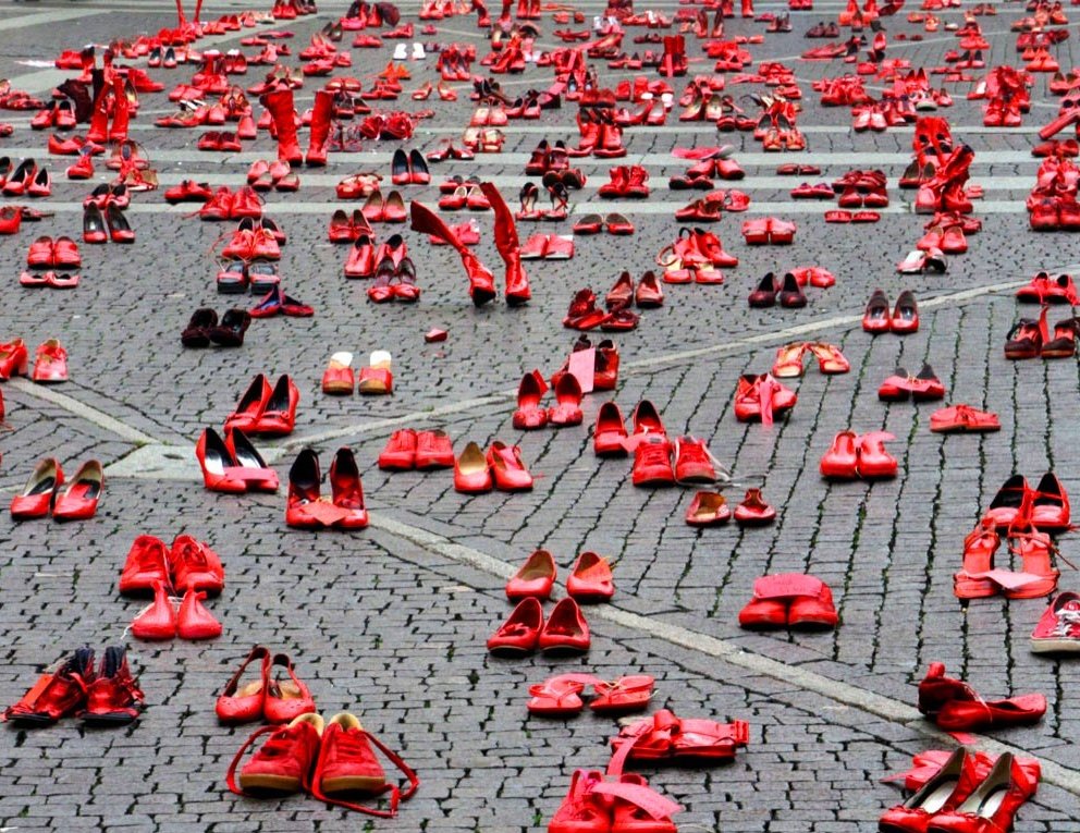 Red Shoes (2009) by Mexican artist Elina Chauvet, installation on male violence and number of missing women and girls to femicide -murder of females #WomensArt #InternationalDayAgainstViolenceAgainstWomen