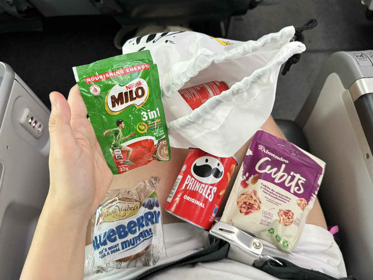NatsuForEsports's tweet photo. 距離LCK春季賽再次開賽不遠啦！從台灣去韓國看比賽的朋友們，我強烈推薦酷航給大家！

✈️酷航桃園飛仁川班次固定為一、三、五、日，去程時間固定18:10（台灣）-21:35（韓國）；回程時間固定22:35（韓國）-00:25（台灣）

以下我會��享我覺得很讚的幾個地方😎
照片後兩張是PLUS艙等，下面也會說明👇 https://t.co/TDYPaBA2DN