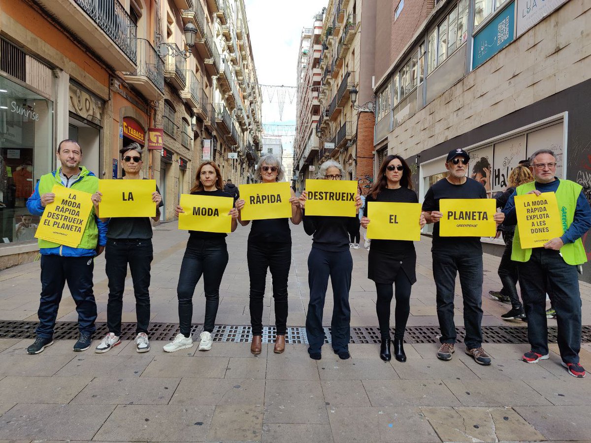 GreenpeaceCAT's tweet photo. Avui #25N també volem parlar de les dones en el món de la moda, i l'explotació que les envolta. 

Pensem abans de comprar, fem un canvi global! #StopBlackFriday @greenpeace_esp https://t.co/ovp2Egfp4R