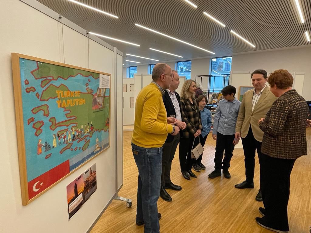 rsdegeest's tweet image. Turkse Deventenaren maken al decennia deel uit van onze gemeenschap. De 1e generatie werkte keihard bij drukkerijen, bed- of blikfabriek. Ook generaties daarna werken hard aan ons #Deventer. Dat dit zo mag blijven! In de bieb werd een mooie tentoonstelling geopend.  #turkijeweek