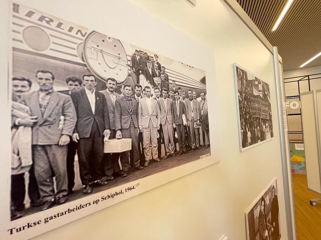 rsdegeest's tweet image. Turkse Deventenaren maken al decennia deel uit van onze gemeenschap. De 1e generatie werkte keihard bij drukkerijen, bed- of blikfabriek. Ook generaties daarna werken hard aan ons #Deventer. Dat dit zo mag blijven! In de bieb werd een mooie tentoonstelling geopend.  #turkijeweek