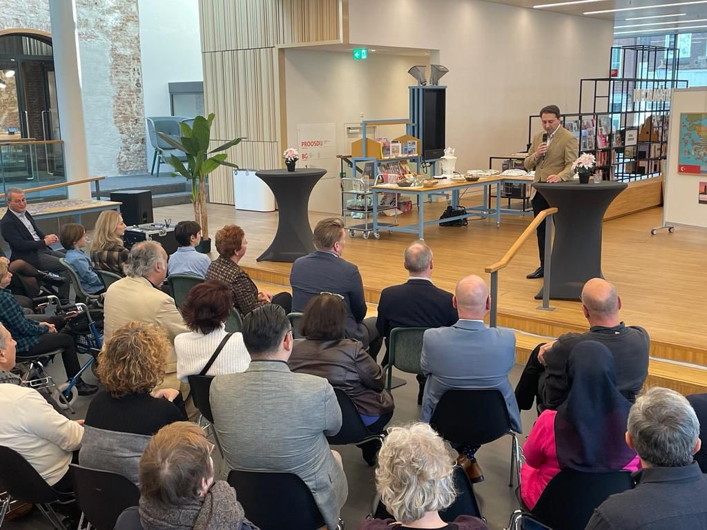 rsdegeest's tweet image. Turkse Deventenaren maken al decennia deel uit van onze gemeenschap. De 1e generatie werkte keihard bij drukkerijen, bed- of blikfabriek. Ook generaties daarna werken hard aan ons #Deventer. Dat dit zo mag blijven! In de bieb werd een mooie tentoonstelling geopend.  #turkijeweek