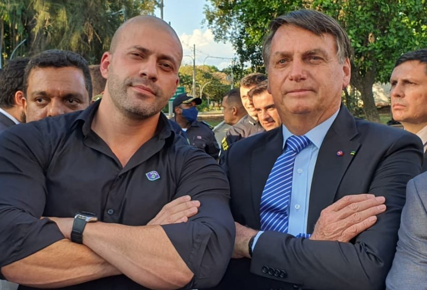 fellipebambam's tweet photo. Daniel Silveira, tem VALOR. Romário, tem PREÇO. 
Esse é o tuíte!