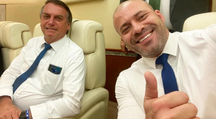 fellipebambam's tweet photo. Daniel Silveira, tem VALOR. Romário, tem PREÇO. 
Esse é o tuíte!