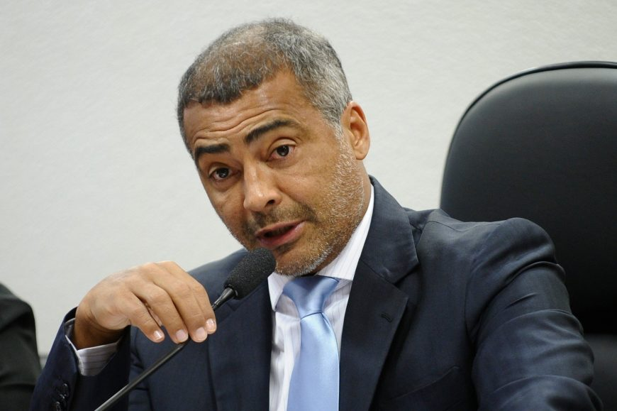 fellipebambam's tweet photo. Daniel Silveira, tem VALOR. Romário, tem PREÇO. 
Esse é o tuíte!