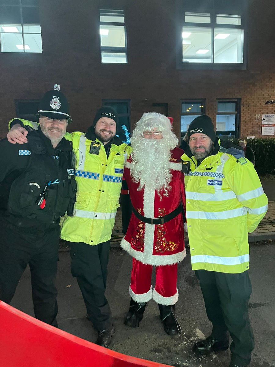 Meeting Santa at the Craven Arms light switch on.
@sgt_j_price #NeighbourhoodPolicing