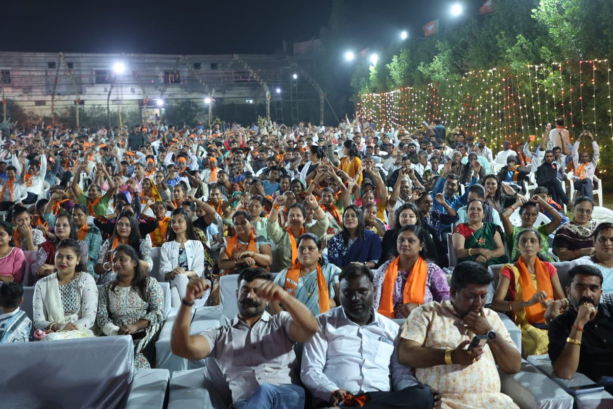 shailesh_sotta's tweet photo. "દર્ભાવતી(ડભોઈ) વિધાનસભા સ્નેહ મિલન કાર્યકમ”  

ભારતીય જનતા પાર્ટીની પરંપરા મુજબ આજ રોજ દર્ભાવતી(ડભોઈ) વિધાનસભાનો "નૂતન વર્ષ સ્નેહ મિલન-૨૦૨૩" કાર્યક્રમ યોજાયો જેમાં મારી સાથે વડોદરા જિલ્લા ભાજપા પ્રભારી રાજેશભાઈ પાઠક, વડોદરા જિલ્લા ભાજપા પ્રમુખ સતીષ નિશાળીયા, છોટા ઉદેપુર સાંસદ શ્રીમતી ગીતાબેન રાઠવા તેમજ ખુબ મોટી સંખ્યામાં આનંદ અને ઉત્સાહ સાથે હોદેદારો અને કાર્યકરો જોડાયા. 

#HappyNewYear #NewYear #HappyDiwali #Diwali2023 #BJP #LoksabhaElection2024 #Sotta #MLAShaileshSotta #Darbhavati #Vadodara #gujarat