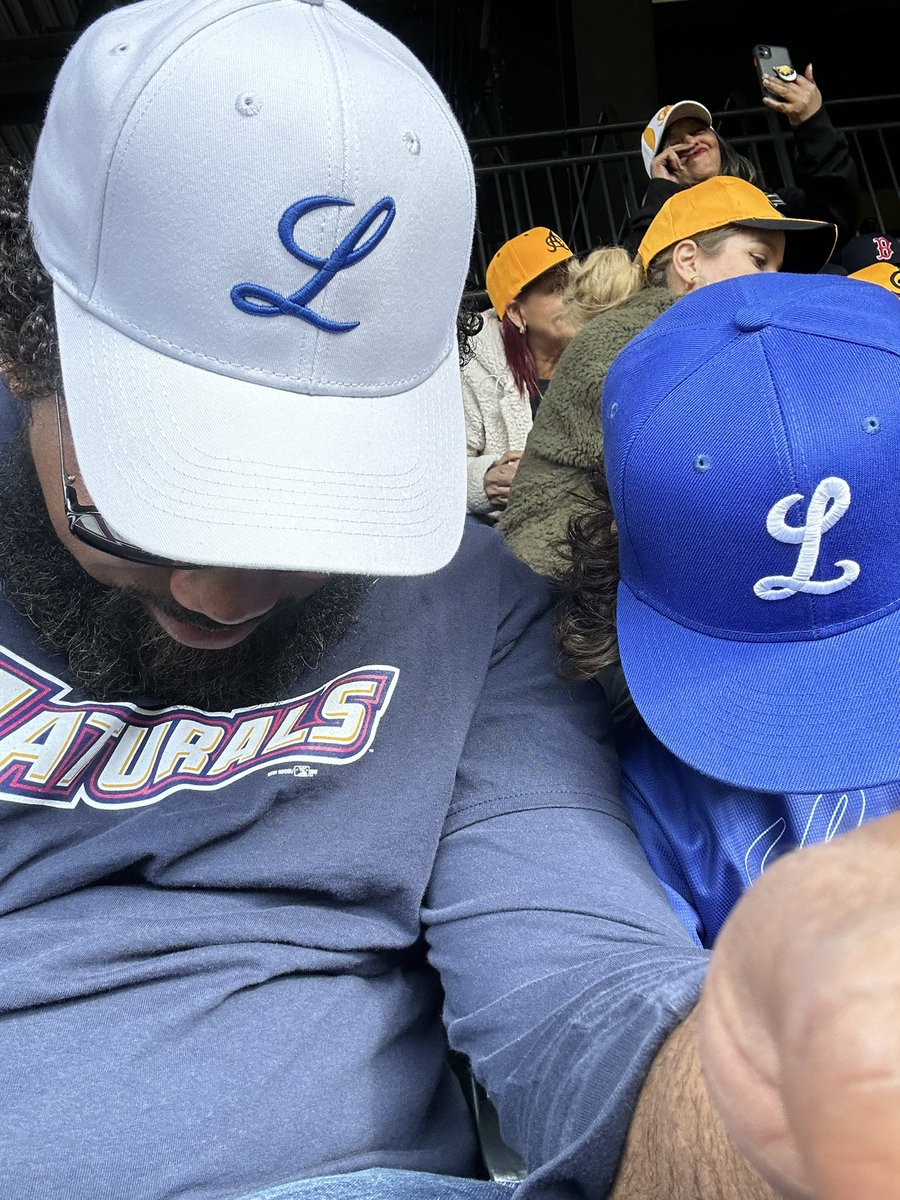 Merme_Bond's tweet photo. @madameandariega Cita este tweet con una foto usando gorra. #ElJr https://t.co/apV8FI7YRX