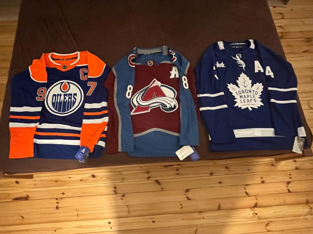 arvisplays's tweet image. 🚨NHL JERSEY GIVEAWAY🚨

I've decided to giveaway last Adidas #NHL Jersey

To enter: 

1. FOLLOW @arvispetunovs 
2. LIKE ❤️ &amp;amp; RT 🔄 this tweet.
3. Reply which Jersey you want to win

Winner will be announced one week before the Christmas🎄🎁

Good luck!