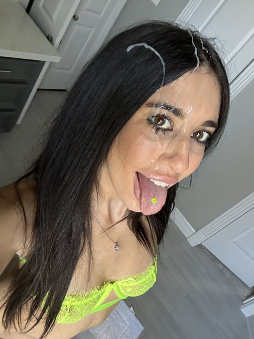 Somehow hit the back of my head 😭 Happy Holidays my page is on sale!! 💕🥰 https://t.co/XtjEGmtOuW