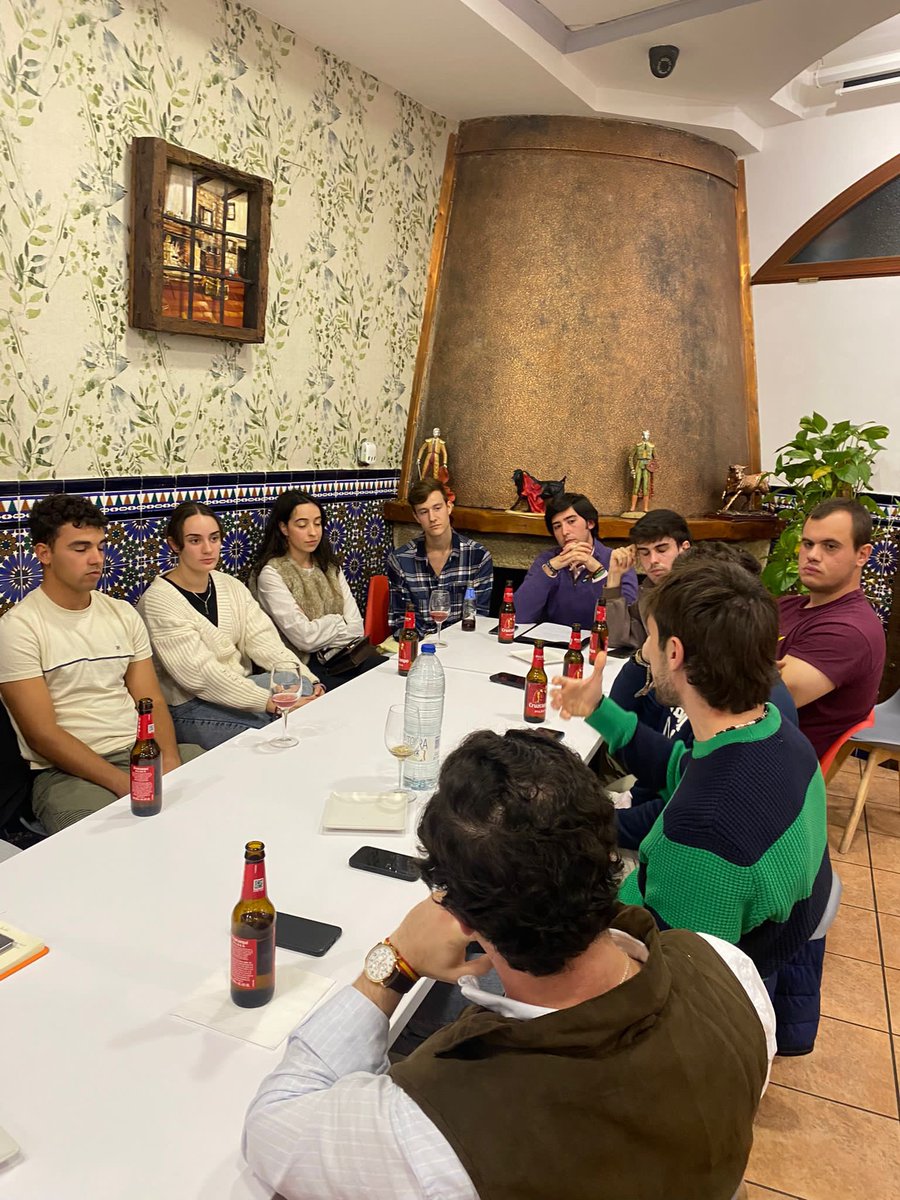 Inauguramos nuestro espacio “Ágora” con un éxito rotundo de asistencia y participación. Jóvenes con ganas de aprender participaron en nuestro espacio de debates en libertad, en el que tuvimos la gran suerte de contar con ponentes de diferentes ideologías y sensibilidades.