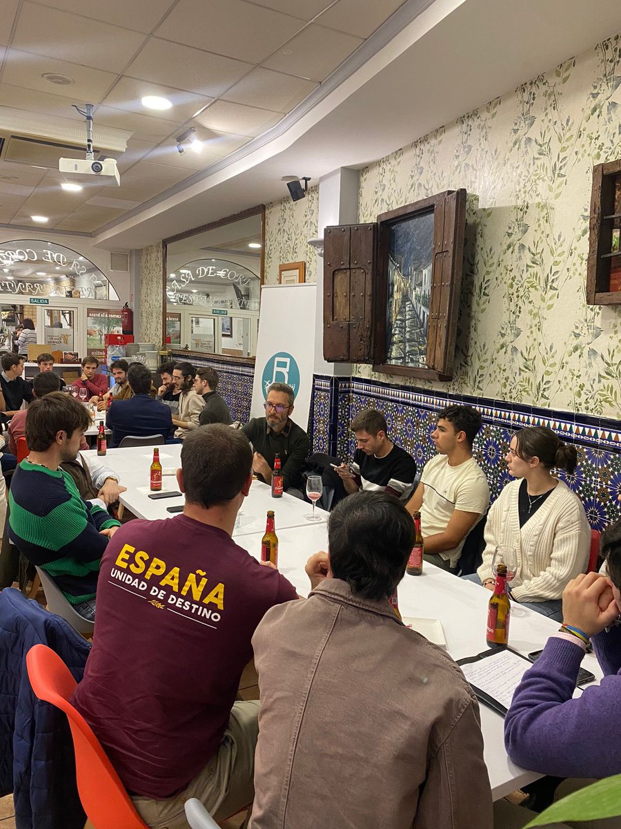 raices_es's tweet photo. Inauguramos nuestro espacio “Ágora” con un éxito rotundo de asistencia y participación. Jóvenes con ganas de aprender participaron en nuestro espacio de debates en libertad, en el que tuvimos la gran suerte de contar con ponentes de diferentes ideologías y sensibilidades. https://t.co/N7Tm5CX4YM