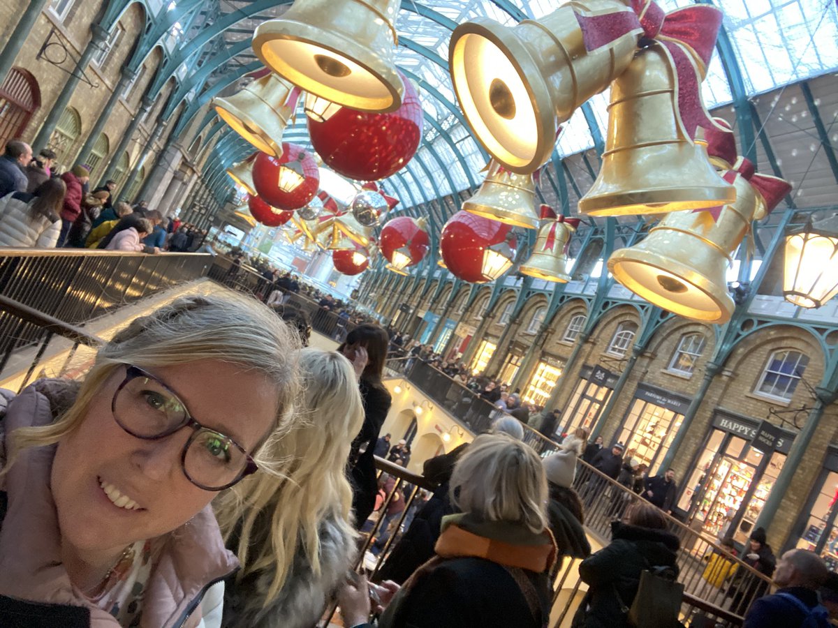 rochiepalmer's tweet photo. Christmas lights and cakes in London today - what more does a girl need? 😉#weekendsarethebest https://t.co/Vqm5DJwziT