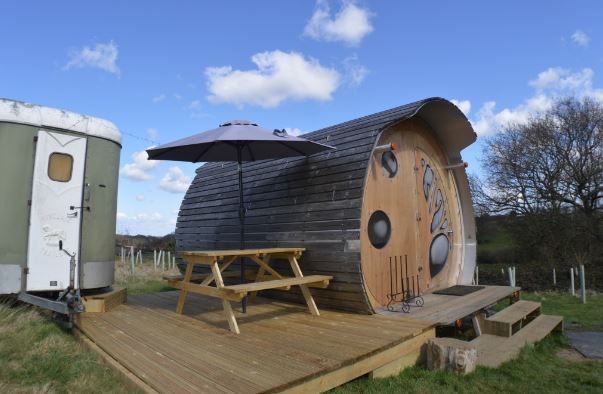 Camping_Direct's tweet photo. ๐ฟ Discover the serenity of Hedgehog Hall Pod in Challock! This unique glamping accommodation on a small organic farm in Kent offers an exceptional escape to nature.
https://t.co/L9fpyCR6WR
#GlampingMagic #Countryside #HotTub #Family #Rural #Challock #Kent @fabshortstays https://t.co/l9xhffCXH0