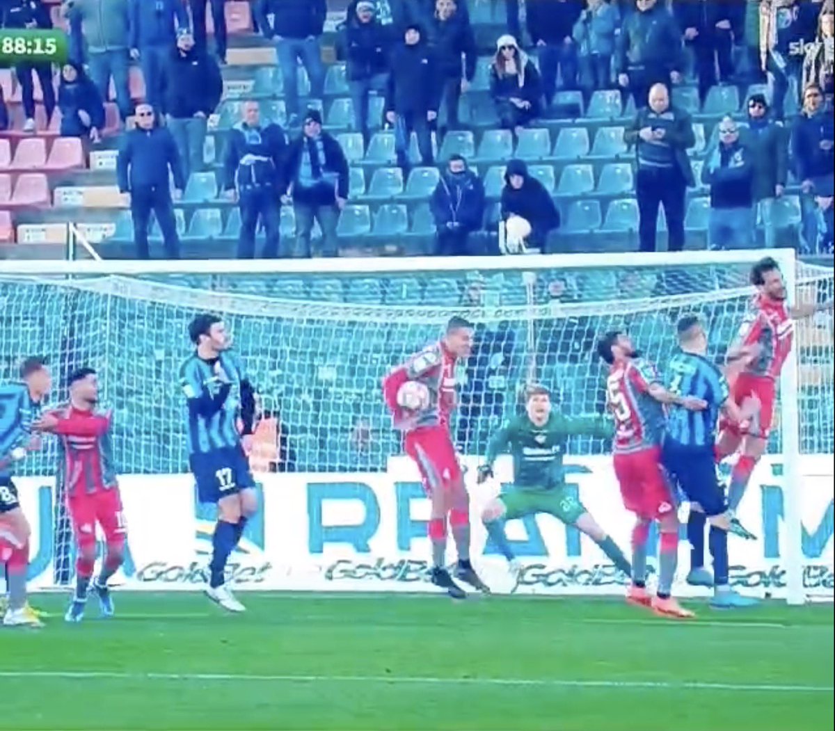 Episodio clamoroso in #CremoneseLecco: all’88’, sull’1-0, il già ammonito Antov impatta di mano in piena area. #Camplone lascia correre, il check al #Var (#Miele-#Irrati) non corregge una decisione palesemente errata. Grigiorossi graziati, blucelesti furiosi. #SerieB

📸 Sky