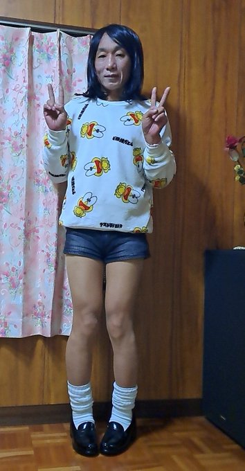 今さっき撮った写真ｗ ショーパンの隙間から　ちらっと見えちゃってる🥵 しゃがむ時は　要注意だね（爆） https://t.co/mqPlkK8nT3