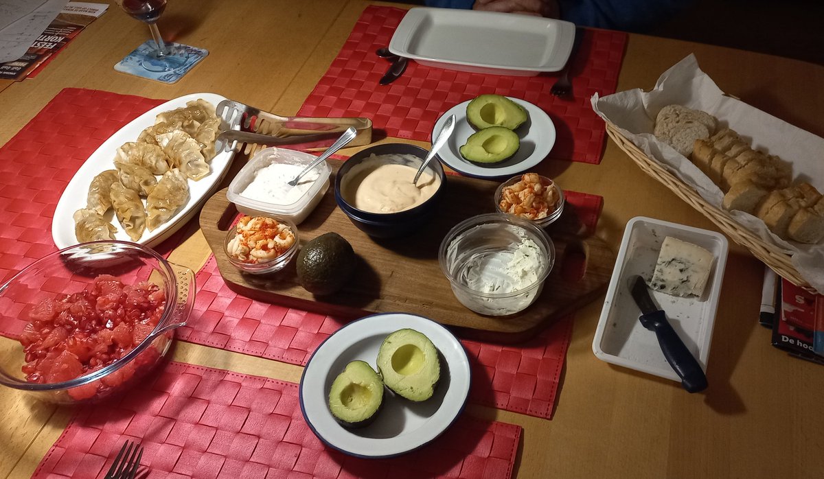 Kris10aaa's tweet photo. Vanavond was het 'hapjes'. Een beetje van dit en een beetje van dat en wat heb ik nog in de vriezer om vast ruimte te maken voor kerst 😉

Ik ben klaar nu
Als jij nog moet eten, eet smakelijk en fijne avond

#koken #hapjes https://t.co/0cE0rePDgs