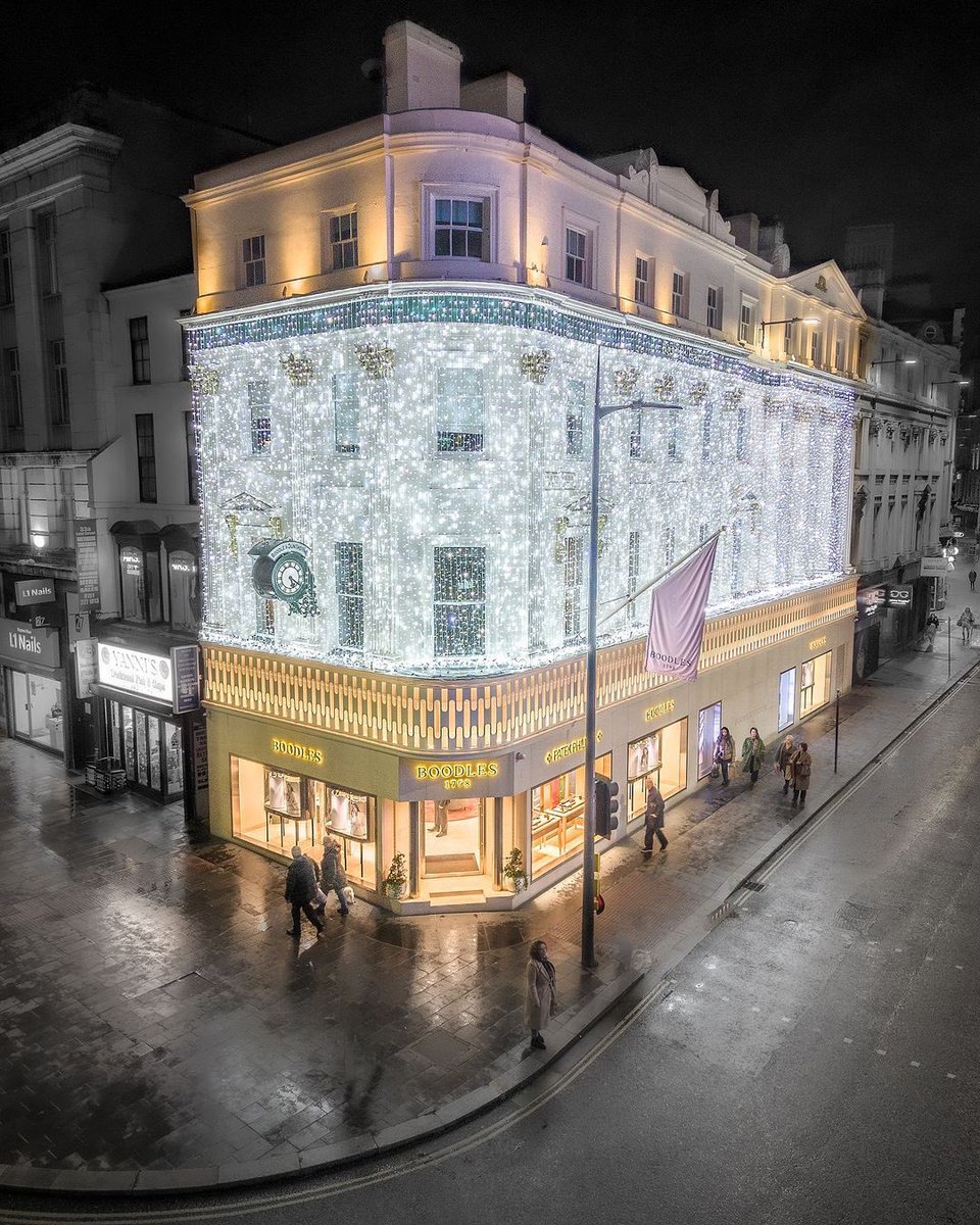 scousescene's tweet photo. Christmas has arrived at Boodles Liverpool ✨ 

📸 @Drone_moments https://t.co/k5H6FkCeGo