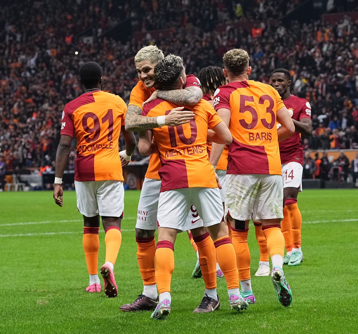 GSStore's tweet image. 3️⃣ puanı 4️⃣ golle alıyoruz! 💪

Tebrikler Galatasarayımız! ❤️

#GSvALN