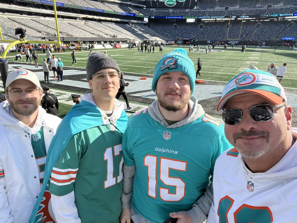 _Made_In_Miami's tweet photo. There was a whole lot of teal/orange in the house! #FinsUp #MetLifeTakeover https://t.co/byaJHNPk05