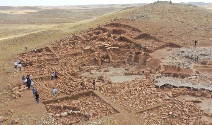 📌 Göbeklitepe'den daha eski olan Karahantepe'de dikkatleri üzerine çekiyor!

Göbeklitepe'nin dünyada uyandırdığı hayranlık sürerken, Şanlıurfa'nın 60 kilometre doğusunda yer alan ve 12 bin yıllık geçmişe sahip Karahantepe'nin etkisinin çok daha büyük olacağı düşünülüyor.…