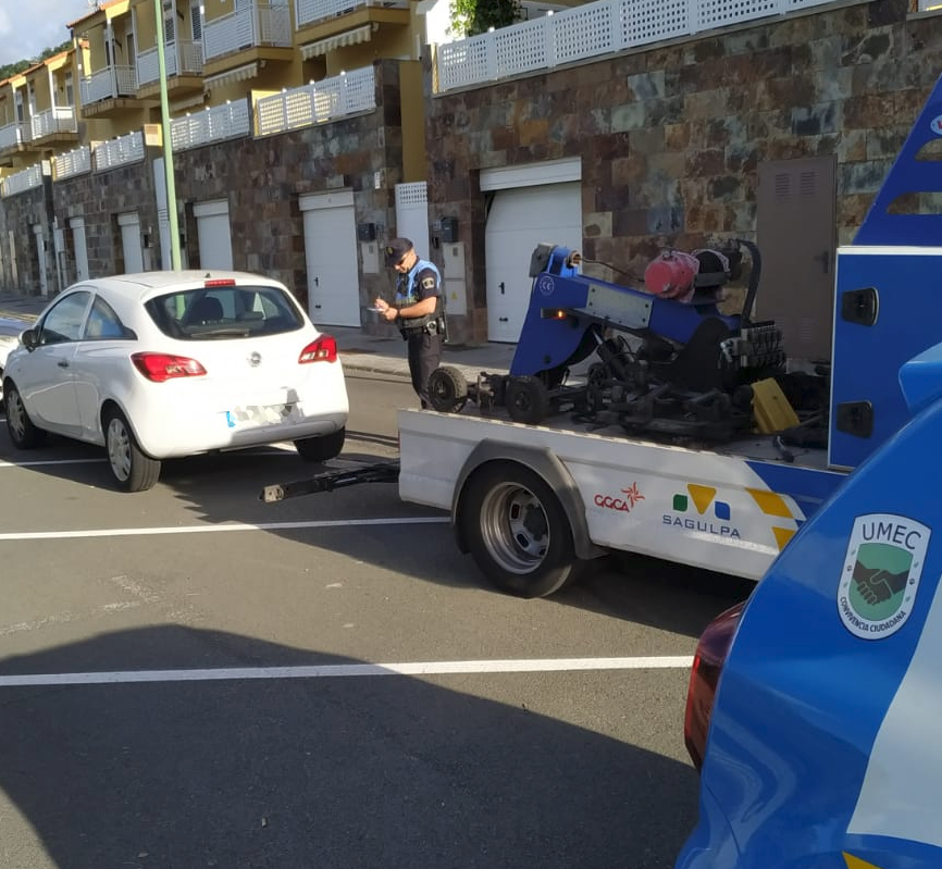 PoliciaLPA's tweet photo. La Unidad de Mediación y Convivencia UMEC 🚔localiza este vehículo sustraído a su titular en Ciudad del Campo.
Se traslada al depósito municipal hasta que su titular pueda ir a recogerlo cuando retire la denuncia por #RoboDeVehiculo https://t.co/ao40RiAAJs