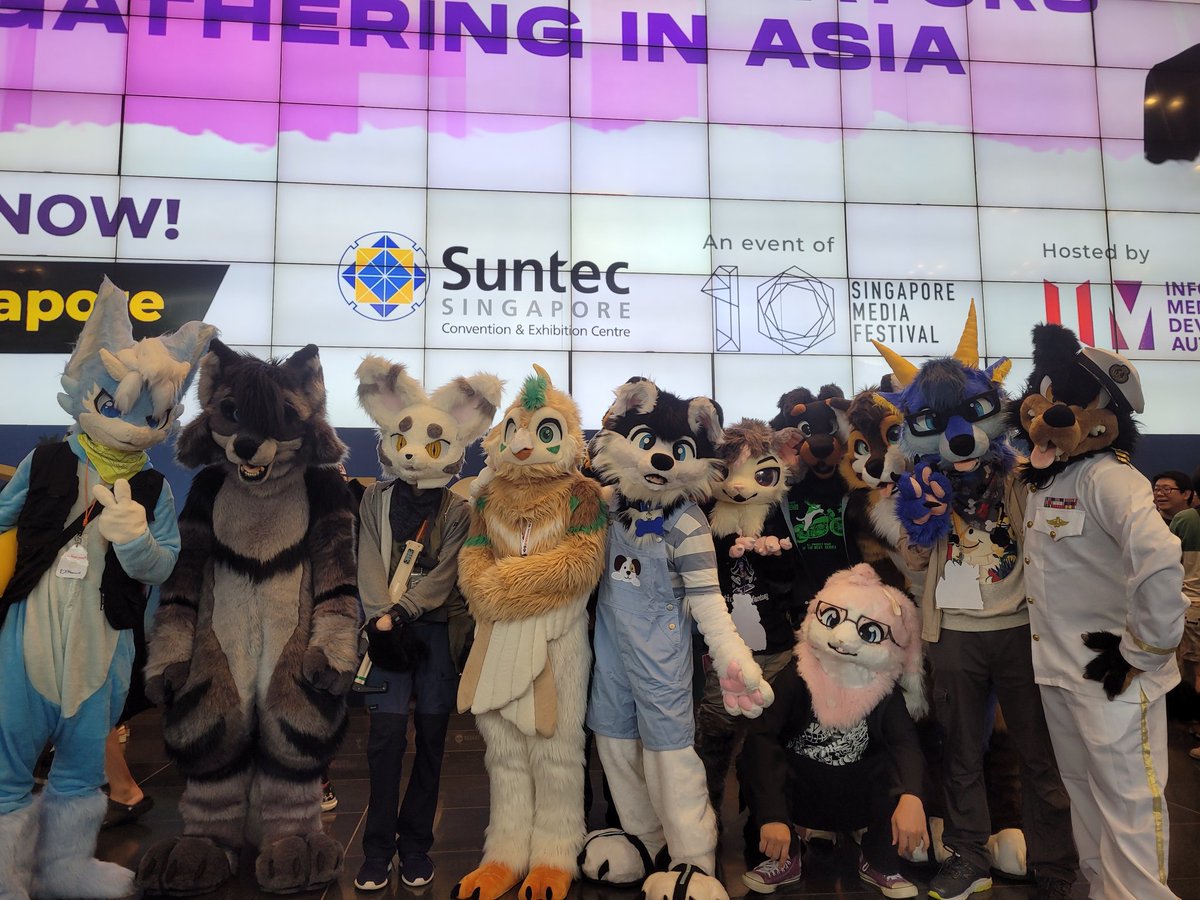 Gyrowoof's tweet image. The #SGfurs #fuzzballs at #AFA event today! ^^