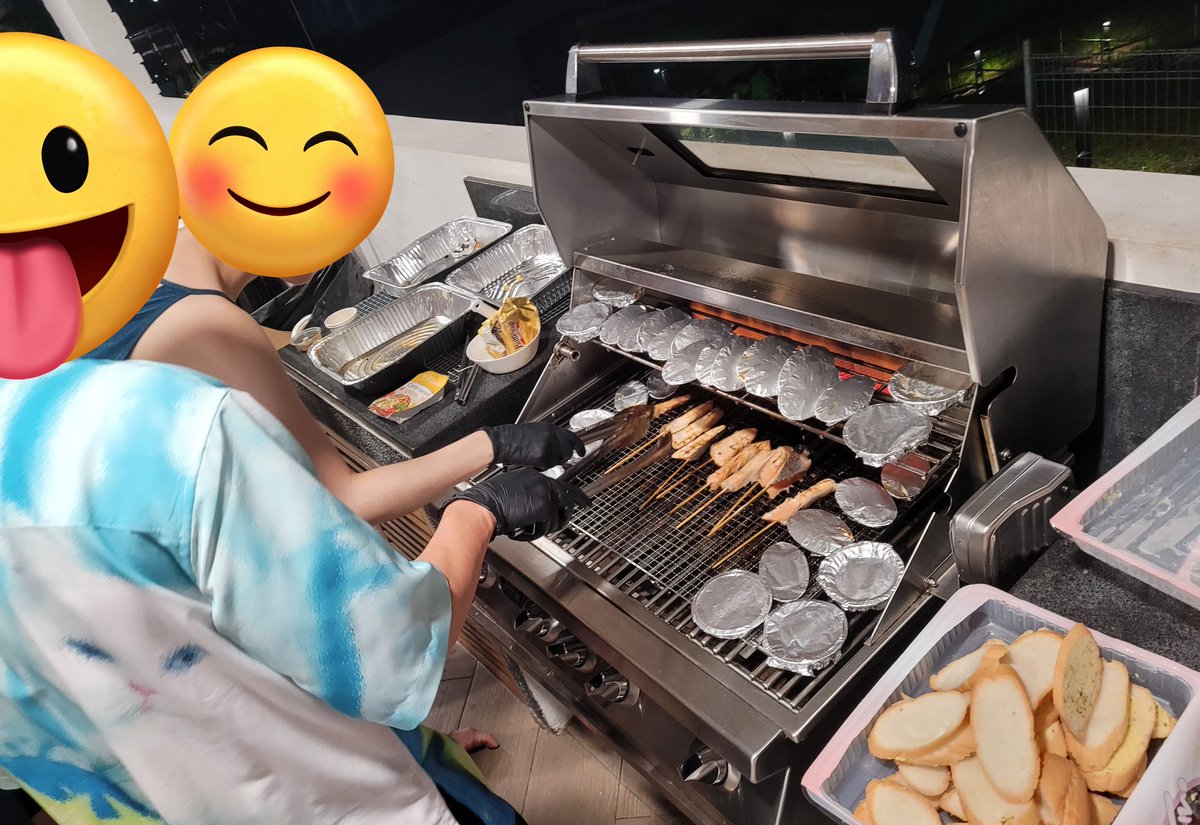 Gyrowoof's tweet image. Awesome BBQ party, booze, tea and werewolves at the #fuzzballs chalet tonight! ^^Thanks for the invite!