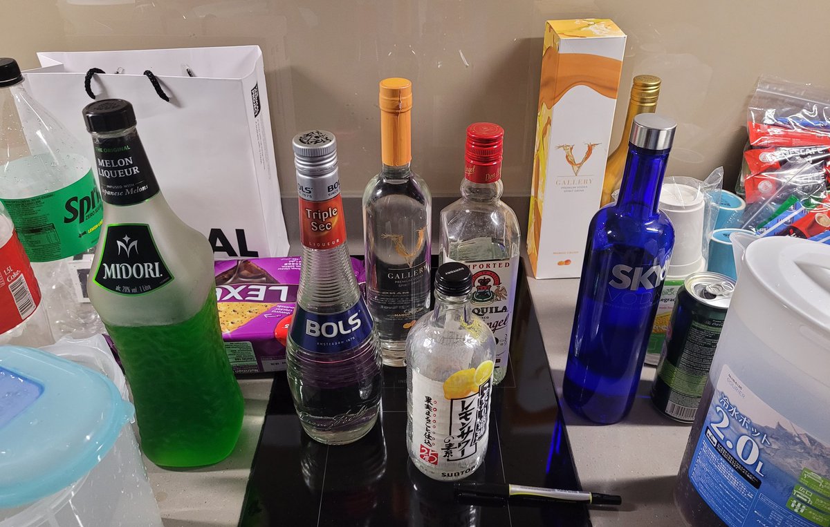 Gyrowoof's tweet image. Awesome BBQ party, booze, tea and werewolves at the #fuzzballs chalet tonight! ^^Thanks for the invite!