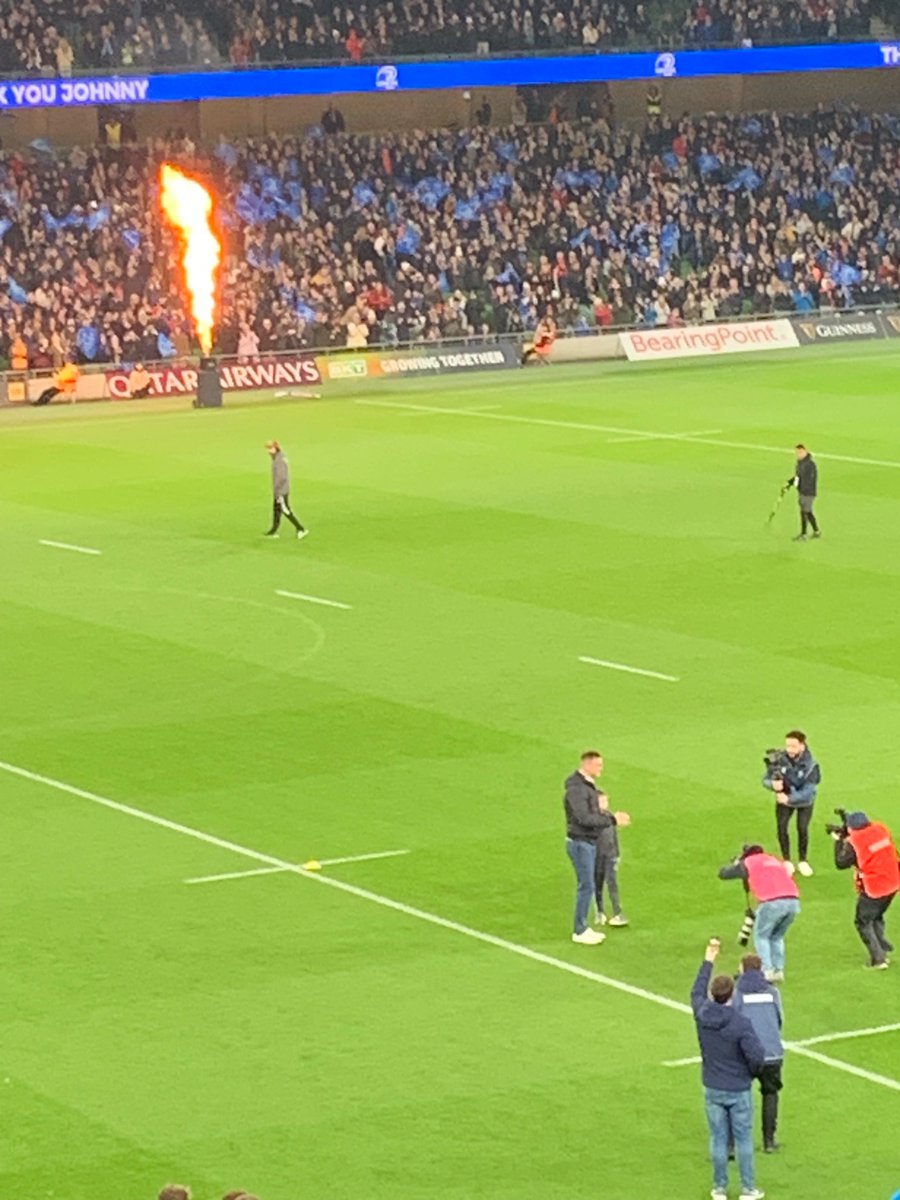 Nice gesture, presentation to Johnny Sexton before #LeivMun. I’d say the Munster fans are loving that…