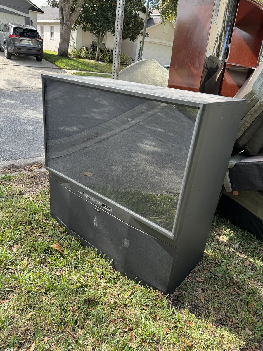 iamcg83's tweet photo. My neighbor was apparently still living in 1998. https://t.co/dTtRHU4rkz