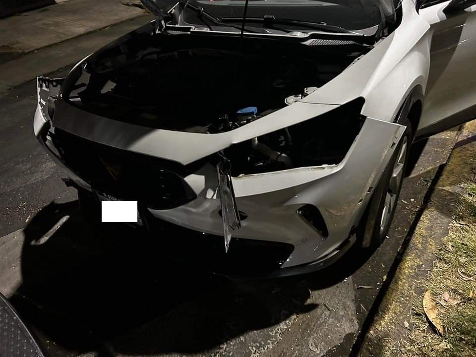 cuartodemillamx's tweet photo. Hola Ricardo, te actualizo en relacion a el #Cupra #Formentor Blanco que le robaron los faros y que subiste las fotos.

Los faros en la agencia tienen un precio de $107,000 y no los cubre el seguro de autopartes, que solo cubre rines, llantas y espejos.

Ademas, NO hay piezas y tardarán aproximadamente 4 meses 

Cabe mencionar que el coche estuvo afuera una hora.

Para que quienes tienen esta marca se pongan abusados y en su caso contraten polizas que SI les cubran faros.