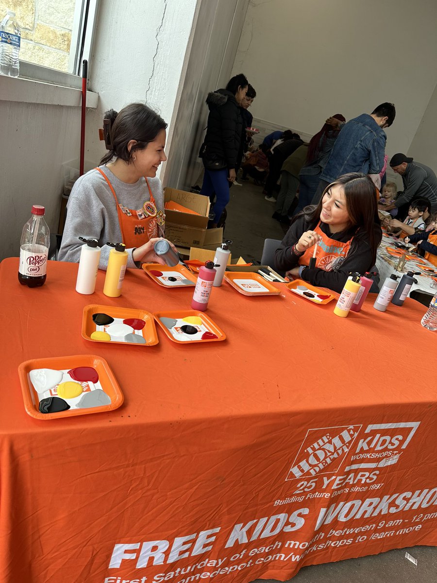 jetem_renee's tweet photo. Kids work shop in full effect with these two🧡 @Jerry_Smith_Jr  @_alondraa_0 https://t.co/Mun31USioc