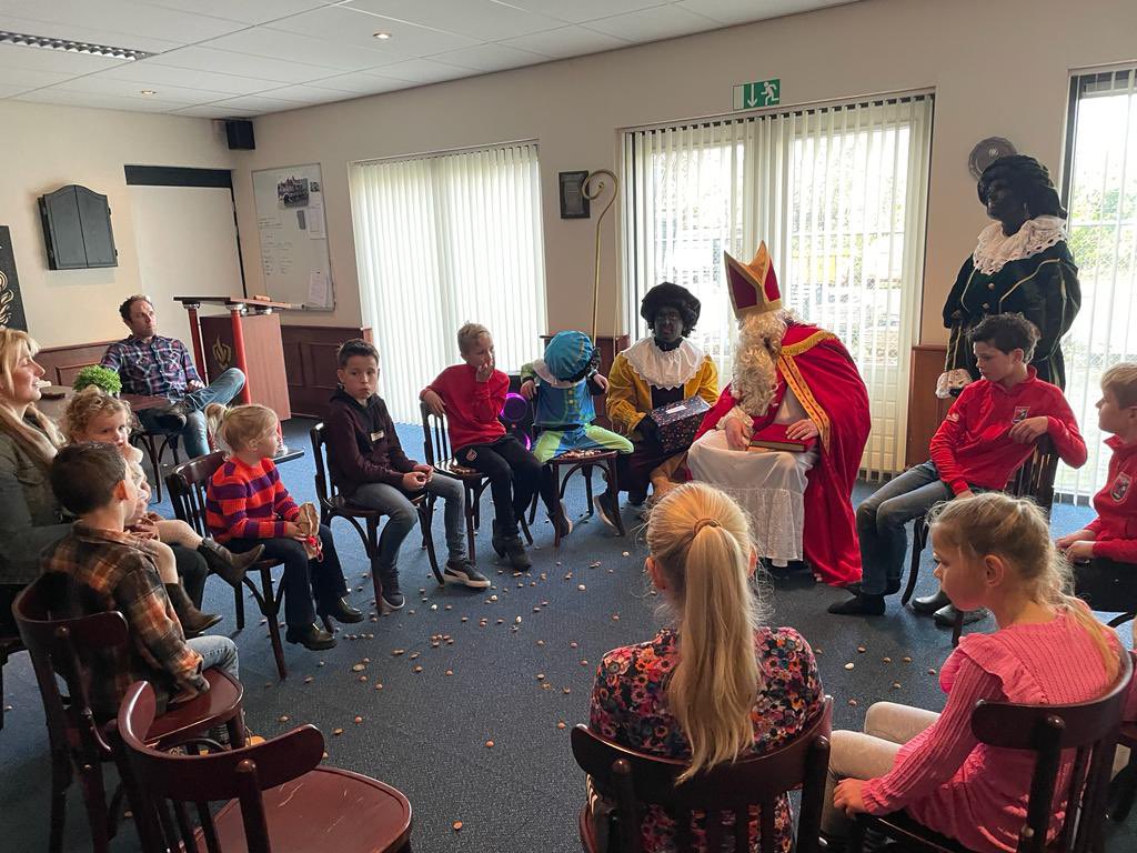 Paard van Sinterklaas ziek. 
Natuurlijk wordt er dan voor ander vervoer gezorgd 😀 Bedankt voor het bezoek Sint en Pieten.
