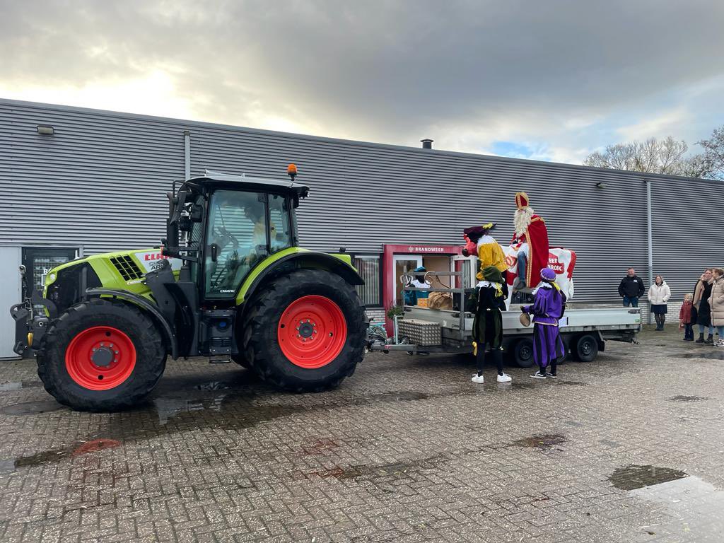 BrwZwartebroek's tweet photo. Paard van Sinterklaas ziek. 
Natuurlijk wordt er dan voor ander vervoer gezorgd 😀 Bedankt voor het bezoek Sint en Pieten. https://t.co/lMkBxQzNZE