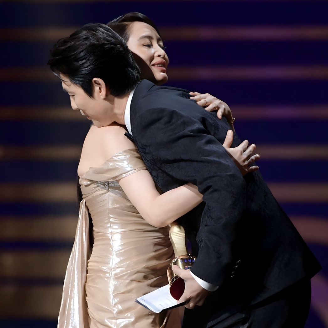 โครงการแม่คิมฮเยซูชนะค่ะ ได้กอดหนุ่มหล่อทั้งสองคนในงานมังกรฟ้า “โจอินซอง” และ “จองอูซอง” 🏆