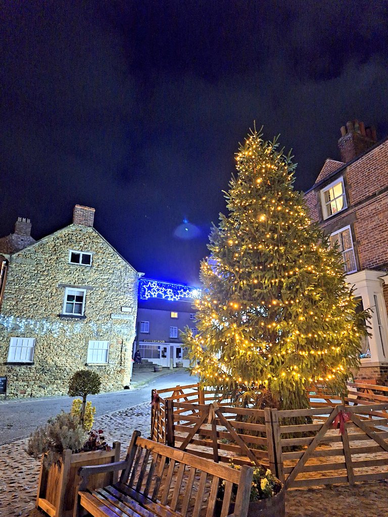 #Christmas comes to #Kirkbymoorside. 🌟 🎄🎅
#NorthYorkshire @VisitRyedale