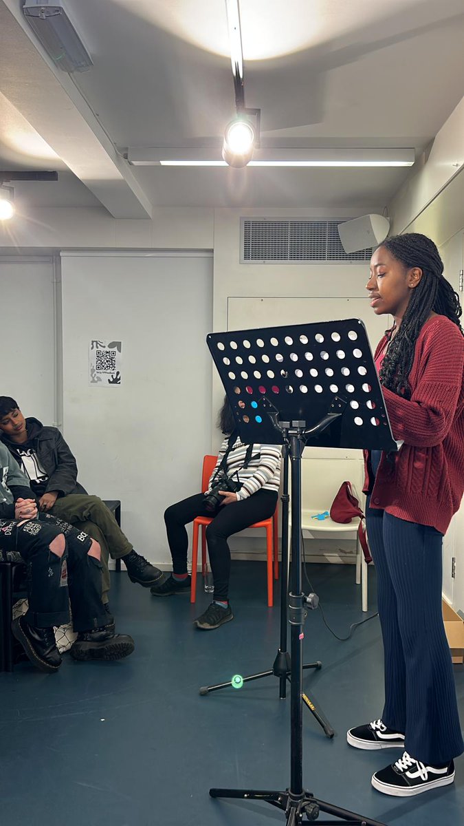 It's a wrap! Lovely to see lots of young poets gather in @poetrycafeldn for today's Young Poets Takeover.

Featuring #FoyleYoungPoets & Young Poets Networkers. 

Watch this space for news of more Takeovers around UK and online in the months ahead @youngpoetsnet @PoetrySociety