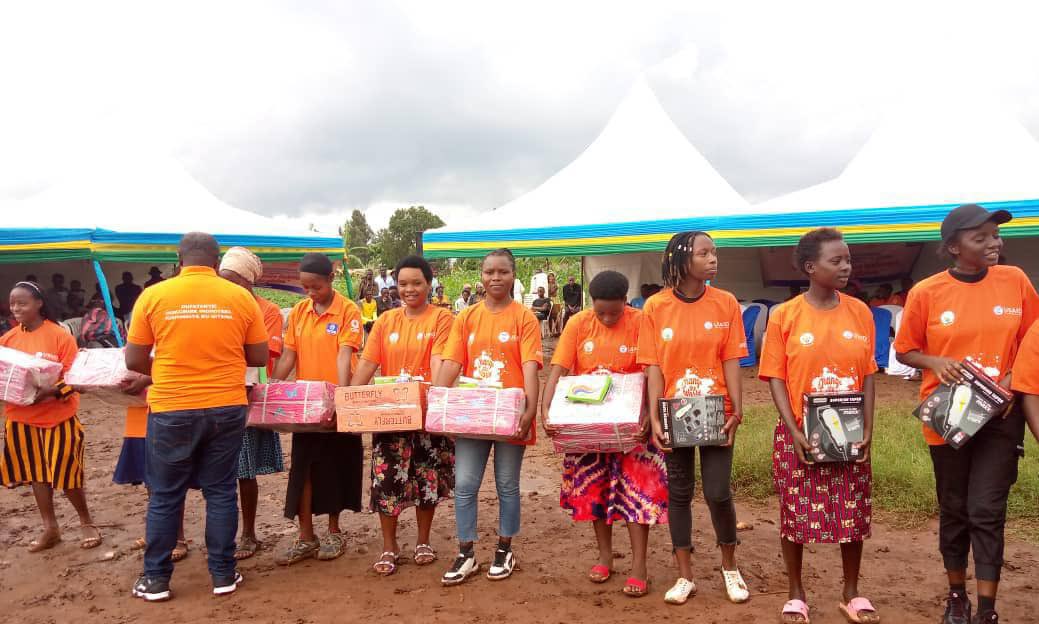aeerwanda's tweet photo. In Kayonza District the @USAIDRwanda IGIRE Ubaka Ejo Activity provided Start-up kits materials  to GBV Survivors who completed vocational training. #16Days2023 https://t.co/NbKs8qOGv5