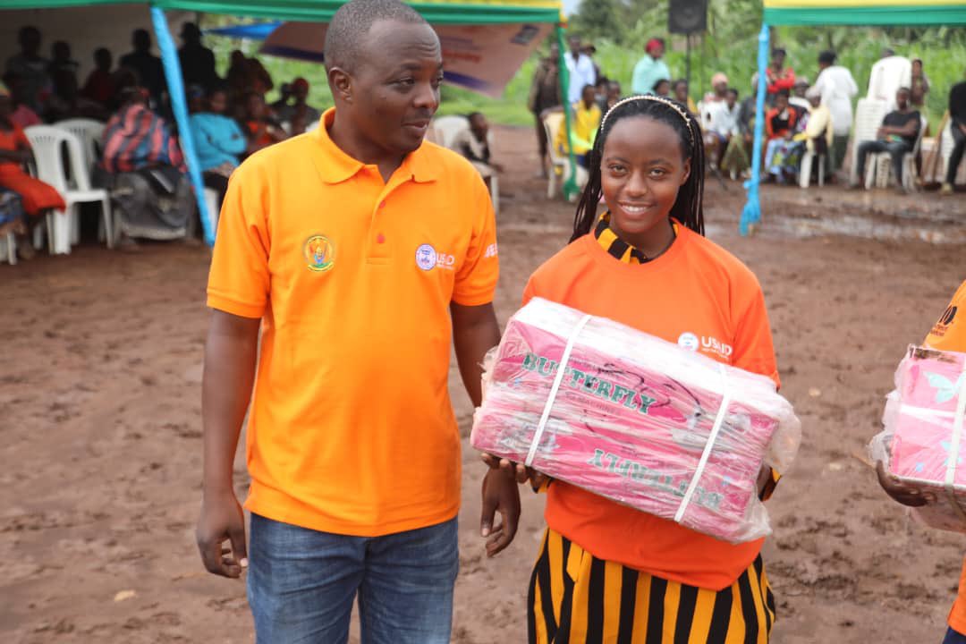 aeerwanda's tweet photo. In Kayonza District the @USAIDRwanda IGIRE Ubaka Ejo Activity provided Start-up kits materials  to GBV Survivors who completed vocational training. #16Days2023 https://t.co/NbKs8qOGv5