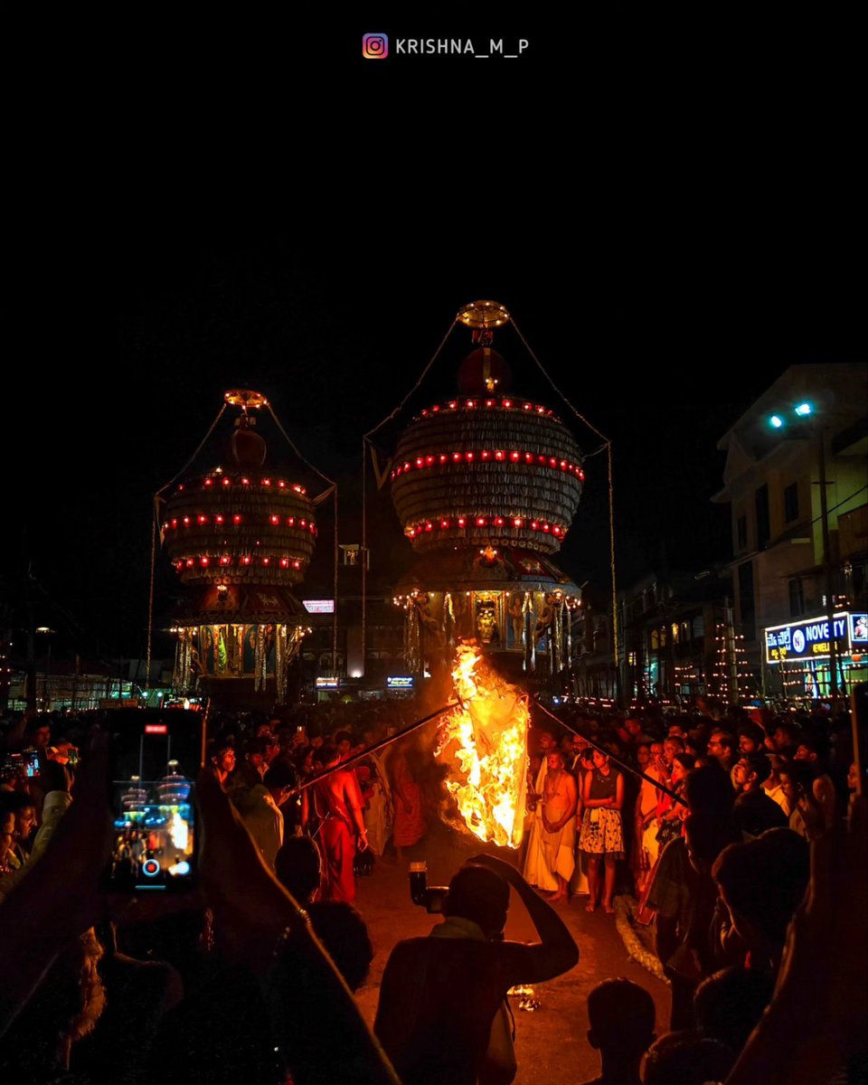 Udupi Lakshadeepostava - 2023
.
.
#krishnamatta #lakshadeep #templetown #udupidairies #festivalseason #travelkarnataka #ngtindia #oneplusphotography #krishna_m_p #2023