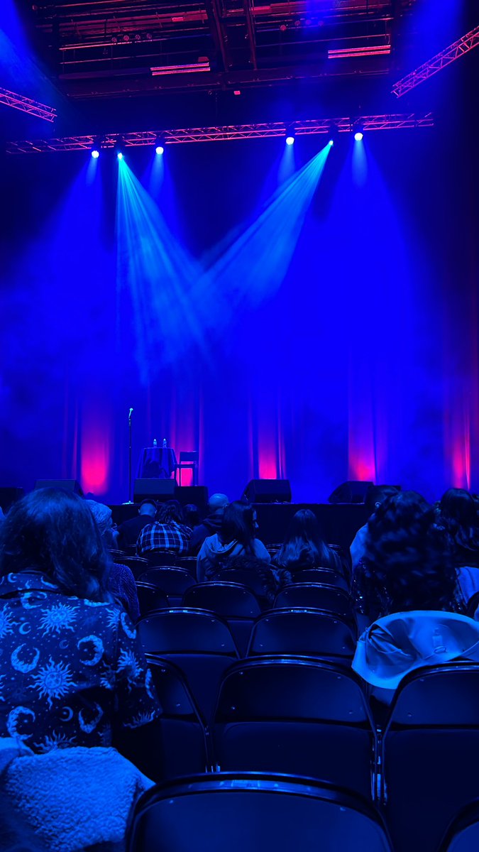 ChloeElise_'s tweet photo. 4 weeks since our wedding and celebrating with a date night to see @russellhoward CANNOT WAIT! https://t.co/FF2O4wNw4W
