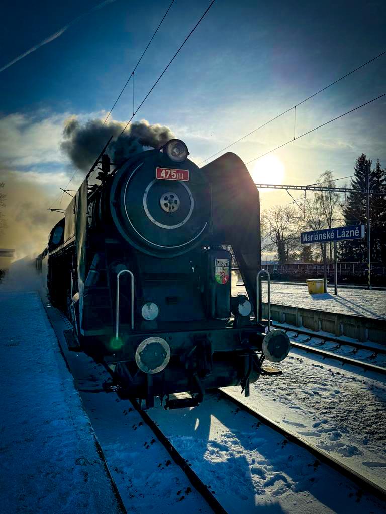 ceskedrahy_'s tweet image. Dnešní sobotu to na Karlovarsku žilo mikulášskými oslavami! Historický vlak s parní lokomotivou 475.111 Šlechtičnou vyjel z Mariánských Lázní a projel Cheb, Sokolov, Karlovy Vary až do Ostrova nad Ohří. Cestující se bavili s mikulášskou družinou. 🚂🎅

 #Mikulas #CeskéDrahy